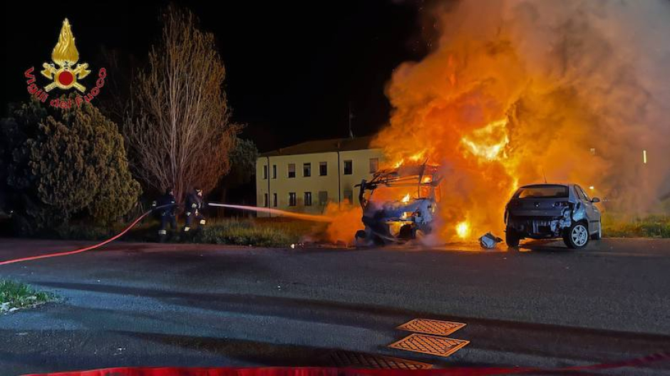Camper in fiamme a Novara, intervento dei vigili del fuoco